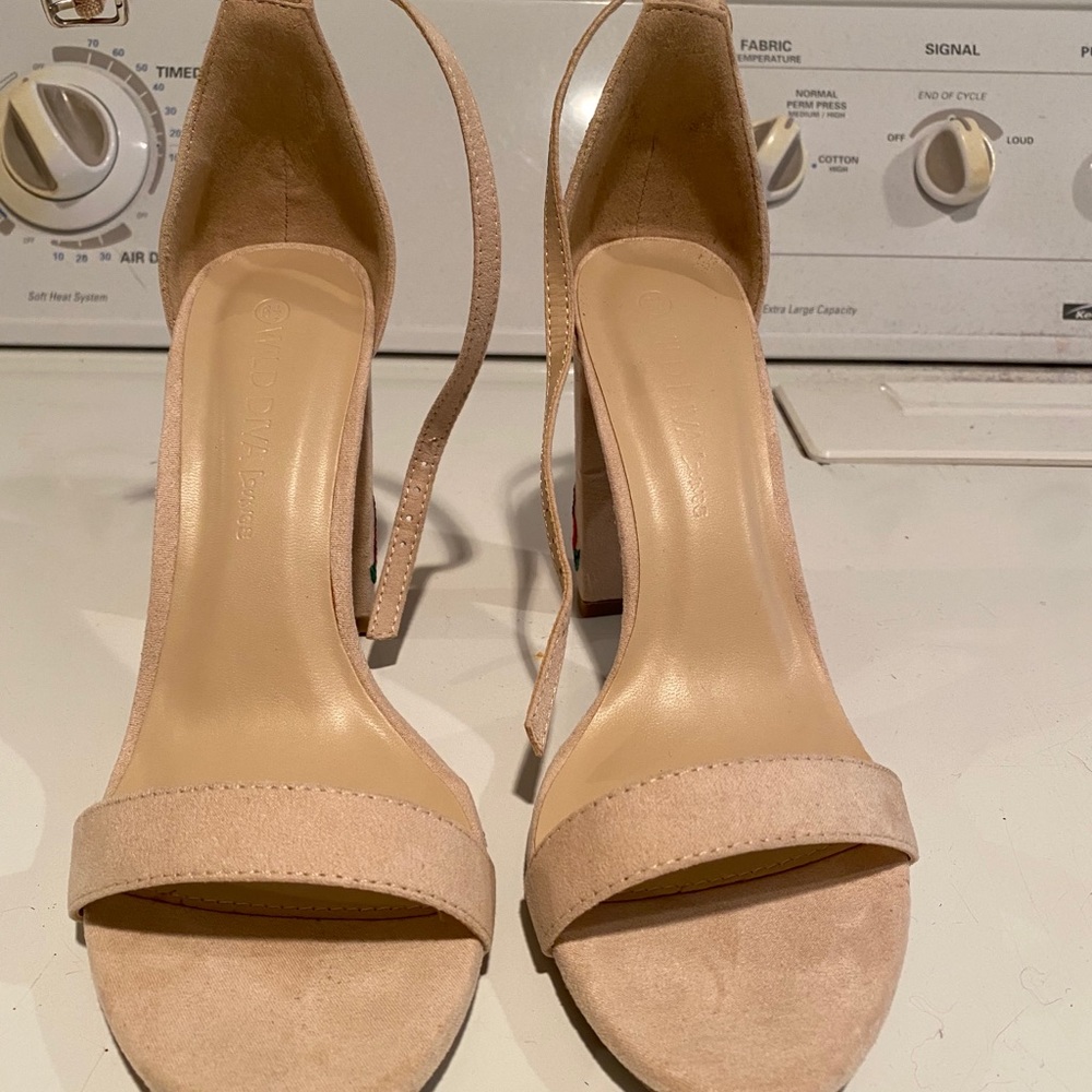 Gorgeous sandals, never worn - Picture 2 of 4
